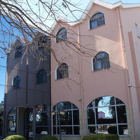 Hotel Hasmegaj Mahall' e Kryethuit ภายนอก รูปภาพ