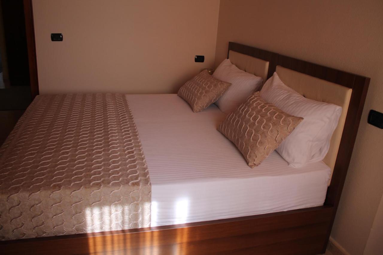 Hotel Hasmegaj Mahall' e Kryethuit ภายนอก รูปภาพ