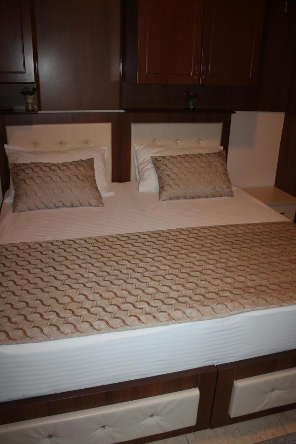 Hotel Hasmegaj Mahall' e Kryethuit ภายนอก รูปภาพ