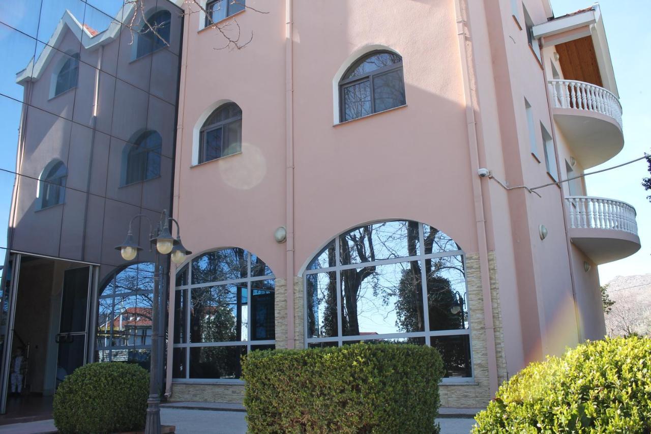 Hotel Hasmegaj Mahall' e Kryethuit ภายนอก รูปภาพ