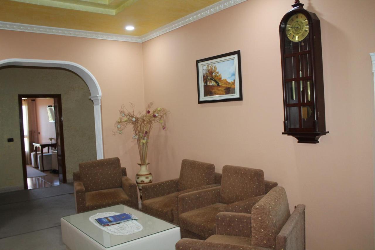 Hotel Hasmegaj Mahall' e Kryethuit ภายนอก รูปภาพ