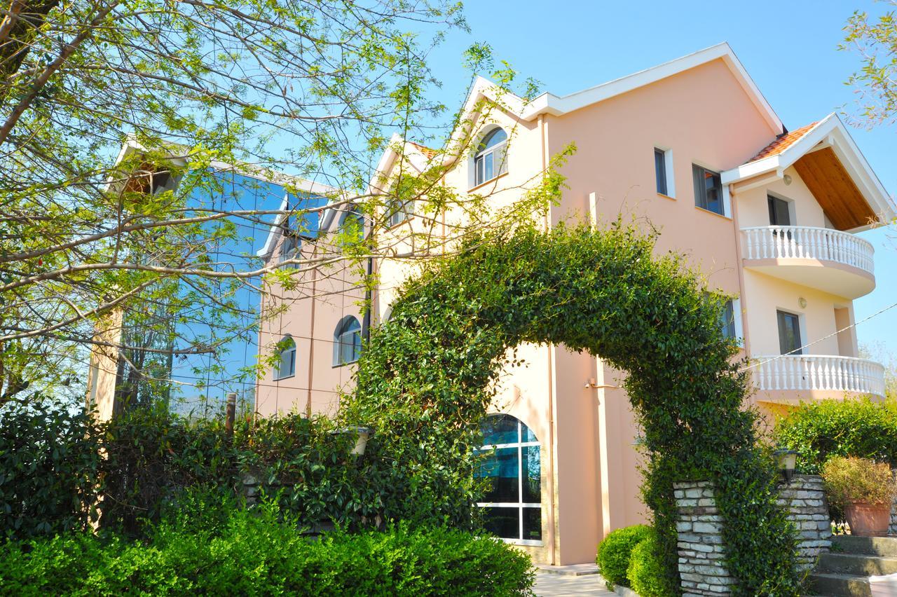 Hotel Hasmegaj Mahall' e Kryethuit ภายนอก รูปภาพ