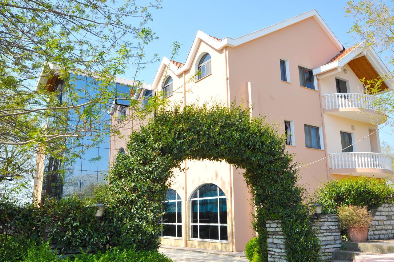 Hotel Hasmegaj Mahall' e Kryethuit ภายนอก รูปภาพ