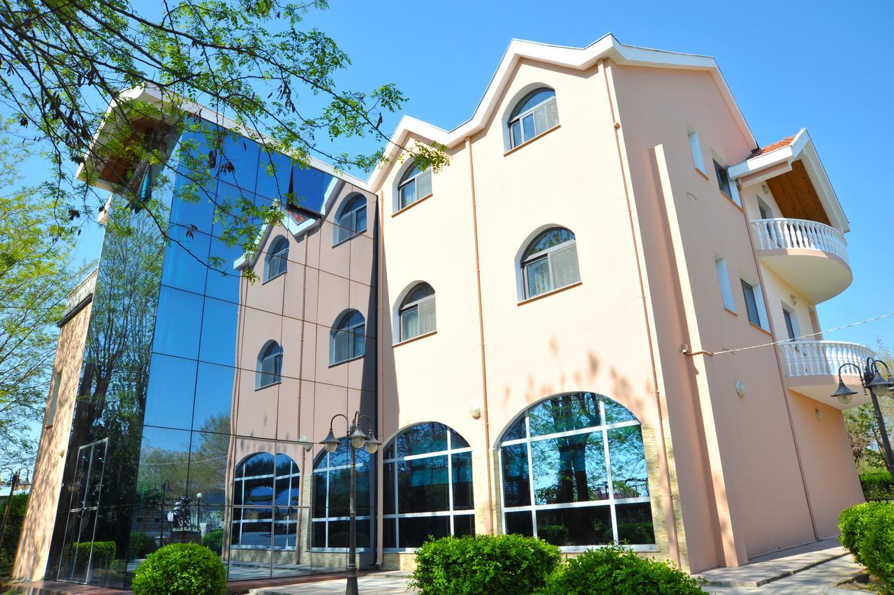Hotel Hasmegaj Mahall' e Kryethuit ภายนอก รูปภาพ